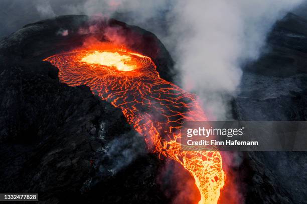 fagradalsfjall volcano crater eruption iceland - vulkanisch gesteente stockfoto's en -beelden