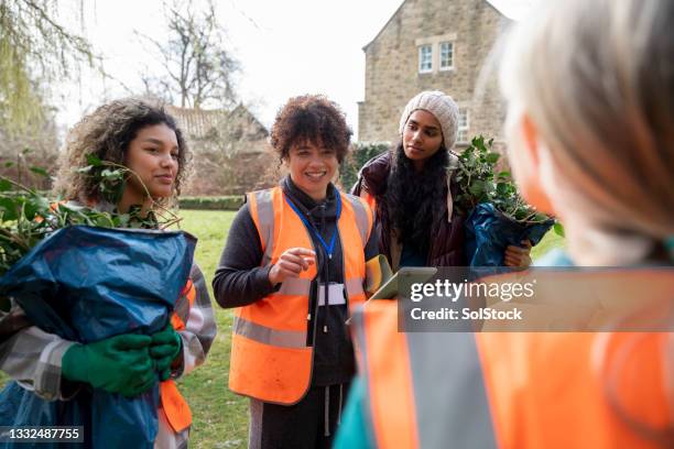 des bénévoles prêts à aider la communauté - belonging photos et images de collection