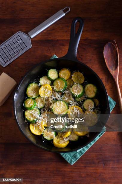 zucchini zwiebelpfüße - angebraten stock-fotos und bilder