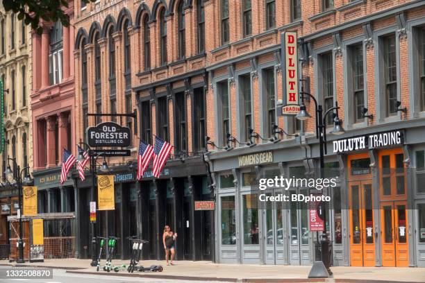 camminando lungo main street a louisville, ky - louisville foto e immagini stock