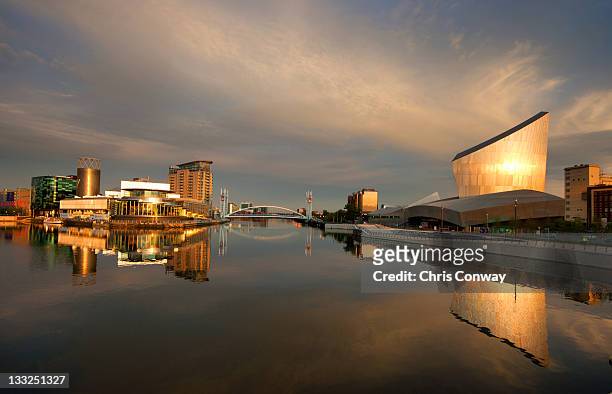 salford quays reflections. - lowry centre stock-fotos und bilder