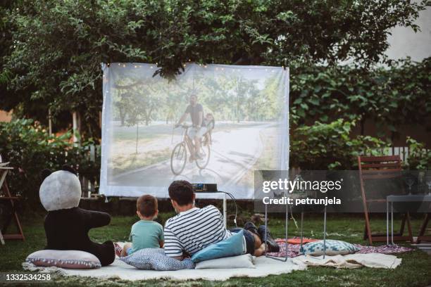 movie night in backyard - camping at night stockfoto's en -beelden