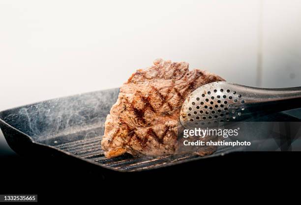 nahaufnahme wagyu beef striploin steak mit pfeffer auf dunkler pfanne - lob wedge stock-fotos und bilder