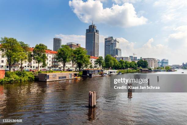 stadsgezicht aan de amstel bij amsterdam - amsterdam skyline stockfoto's en -beelden