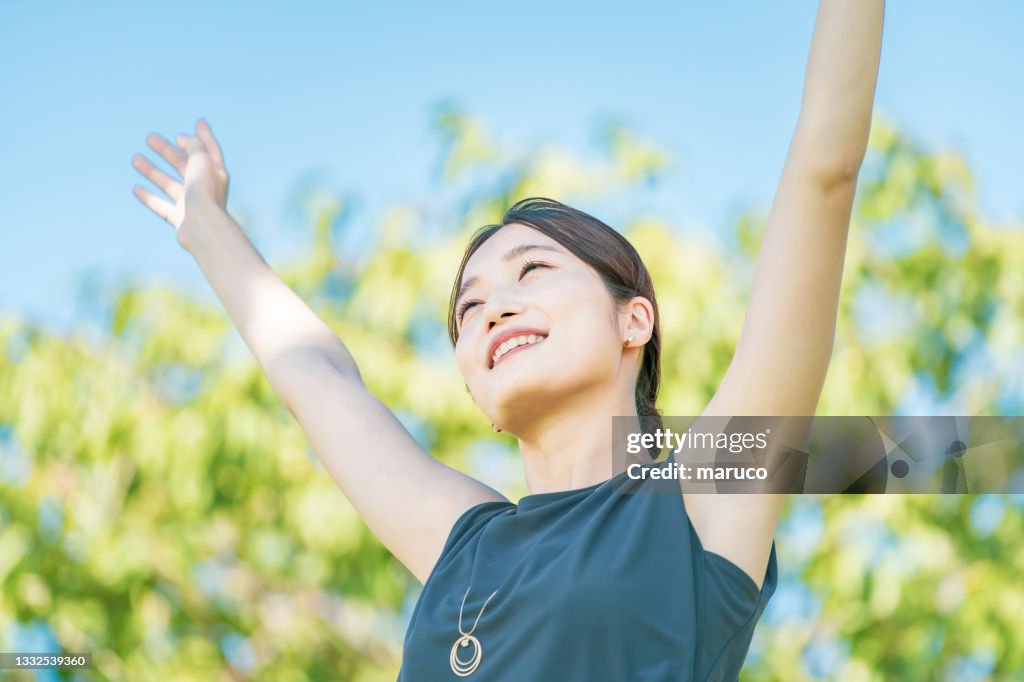 Young woman relaxing in the green