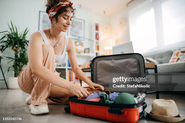mi maleta está llena - equipaje de mano fotografías e imágenes de stock
