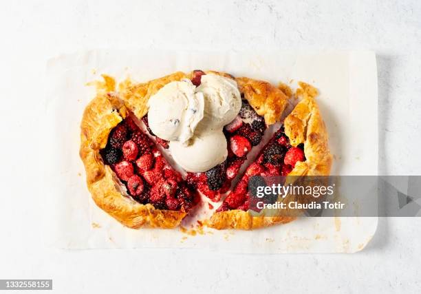 berry tart with ice cream on white background - american pie stockfoto's en -beelden