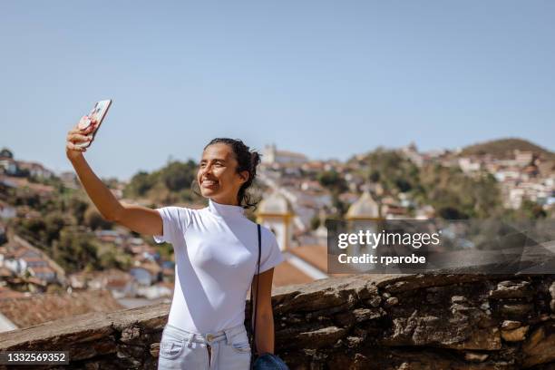 junge frau, die ihr selfie in ouro preto macht. - bundesstaat minas gerais stock-fotos und bilder