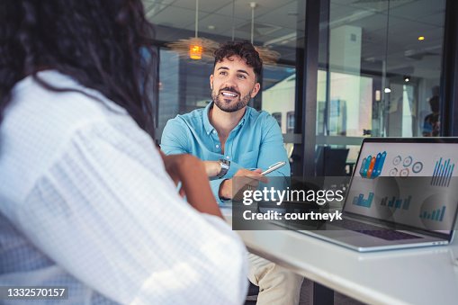Colegas de negocios que tienen una conversación Colegas de negocios que tienen una conversación