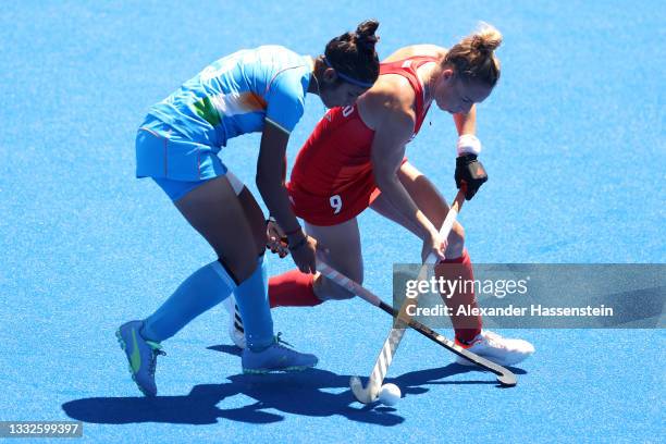 Susannah Townsend of Team Great Britain and Navneet Kaur of Team India battle for a loose ball during the Women's Bronze medal match between Great...