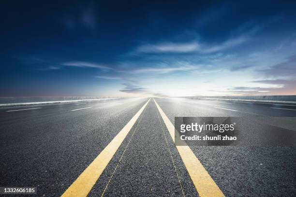 asphalt road to the horizon - dubbla gula linjer bildbanksfoton och bilder