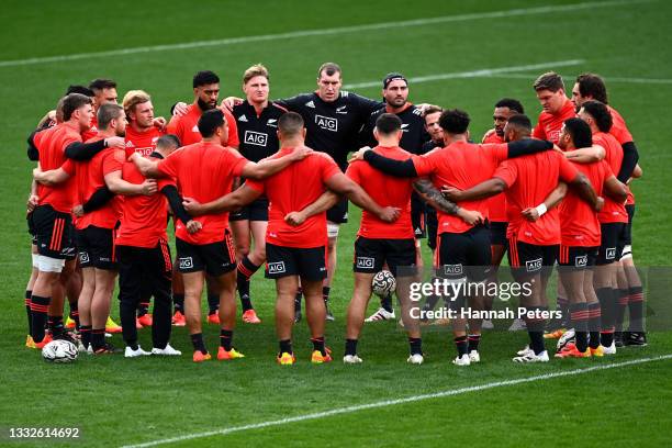 The All Blacks huddle during a New Zealand All Blacks captain's run at Eden Park on August 06, 2021 in Auckland, New Zealand.