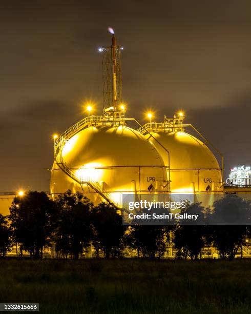 sphere tank - gas storage stockfoto's en -beelden