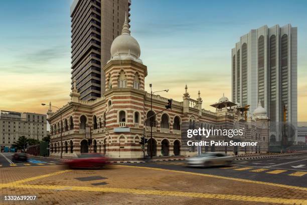 modern office buildings contrast with the colonial architecture of the sultan abdul samad building around merdeka square in downtown district in sunrise time, kuala lumpur - dataran merdeka stockfoto's en -beelden