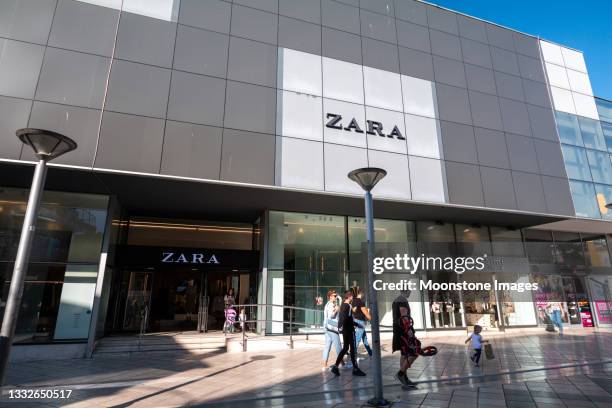 zara apparel retailer in split, croatia - zara brand name imagens e fotografias de stock