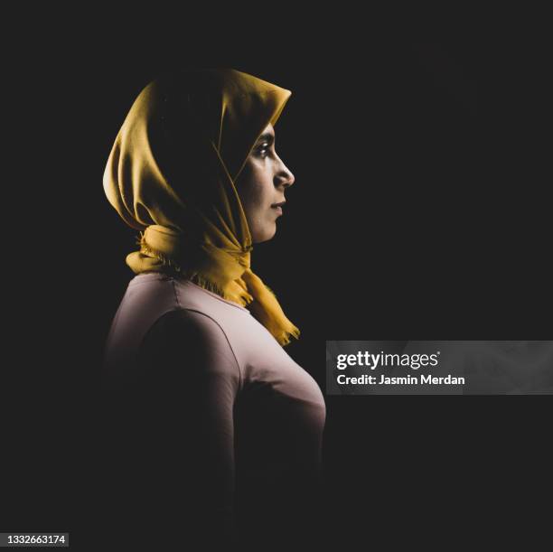 muslim woman side view profile - wedding veil photos et images de collection