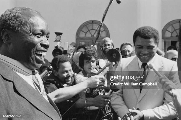 Envoyé par le Président Carter au Kenya pour défendre l'idée du boycottage des jeux de Moscou, le champion de boxe Mohamed Ali a surtout joué le rôle...