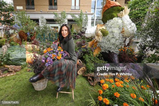 Olivia Harrison recreates the iconic album cover for George Harrison’s ‘All Things Must Pass’, which has been brought to life for it’s 50th...