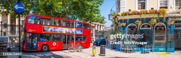 london roter doppeldeckerbus traditioneller pub britsh museum panorama - bloomsbury london stock-fotos und bilder