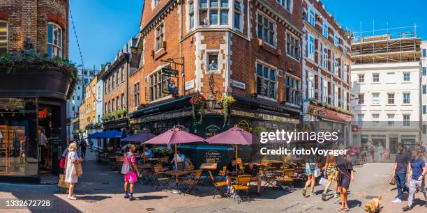 london people shopping in sunshine outside pub carnaby street panorama - covent garden 個照片及圖片檔