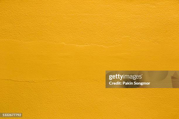 golden wall, yellow color old grunge wall concrete texture as background. - amarelo imagens e fotografias de stock