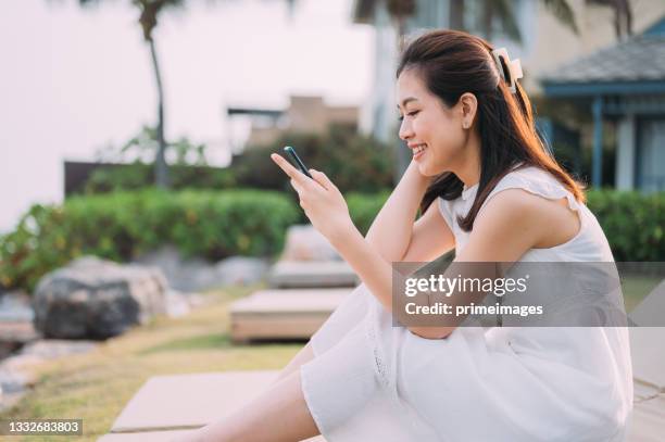 lächeln lokale asiatische entspannung am tropischen strand fotografieren foto bleiben sie mit sozialen netzwerken in ihren ferien phuket thailand - south asian man stock-fotos und bilder