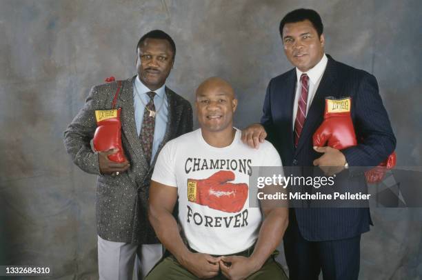 Les boxeurs américains Joe Frazier, George Foreman et Mohamed Ali en photo studio à Londres.