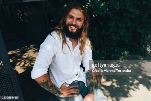 portrait of a young guy with long hair and a beard - muscle men at beach stockfoto's en -beelden