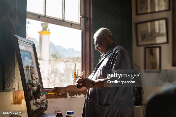 watercolor in ouro preto - pintor artista imagens e fotografias de stock
