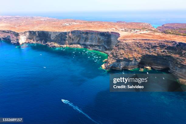 vista aérea de una impresionante playa con barcos en lampedusa, sicilia - italia - lampedusa fotografías e imágenes de stock