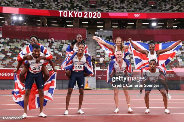 Asha Philip, Imani Lansiquot, Dina Asher-Smith, Daryll Neita, Chijindu Ujah, Zharnel Hughes, Richard Kilty and Nethaneel Mitchell-Blake of Team Great...