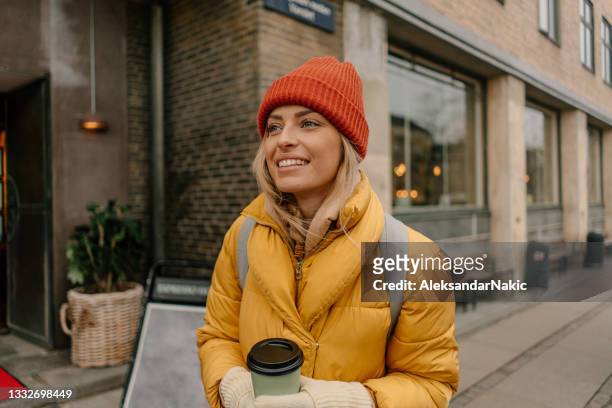 young woman enjoys winter in the city - takeaway coffee stockfoto's en -beelden