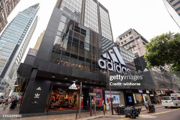 magasin adidas à hong kong - adidas store photos et images de collection