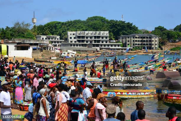 barcos de pesca tradicionais em man of war bay, aberdeen, freetown, serra leoa - serra leoa - fotografias e filmes do acervo