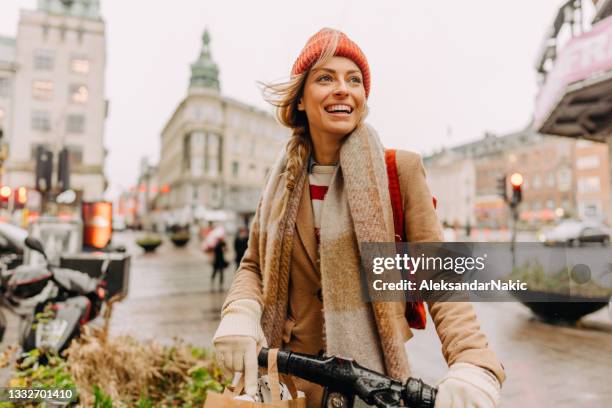 hacer mandados en mi bicicleta - mujer feliz fotografías e imágenes de stock