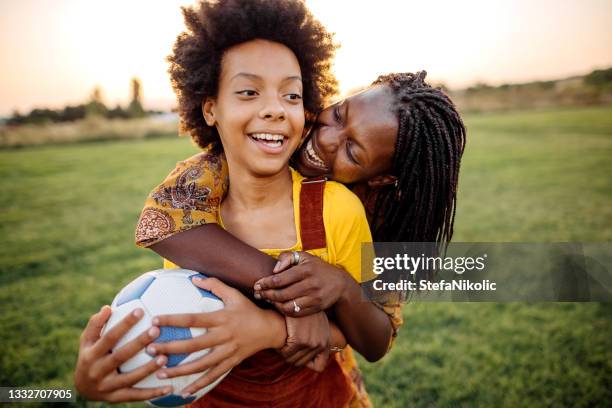 ci piace essere competitivi - mom soccer foto e immagini stock