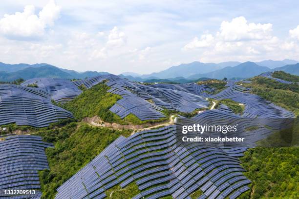 solar power plant on the hillside - green economy stock-fotos und bilder