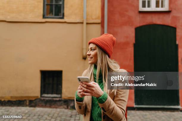 using mobile phone while traveling - kvinna and norden bildbanksfoton och bilder