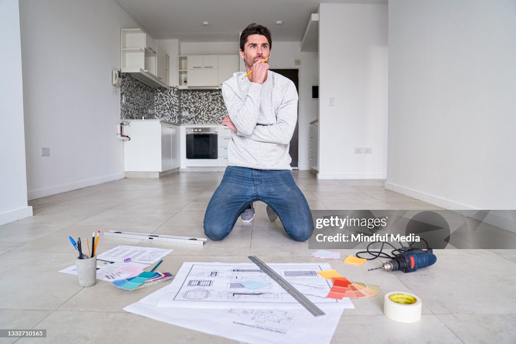 Vorderansicht des Innenarchitekten, der tagsüber am Projekt arbeitet