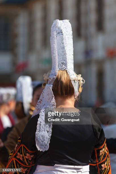 femme bretonne en costume traditionnel et coiffe bigoudene - coiffe bretonne photos et images de collection