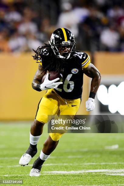Anthony McFarland of the Pittsburgh Steelers runs the ball in the second half during the 2021 NFL preseason Hall of Fame Game against the Dallas...