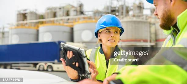 female engineer at chemical plant - gas engineer stockfoto's en -beelden