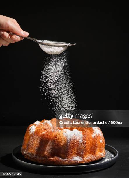 powdered sugar on gugelhupf cake - puderzucker stock-fotos und bilder