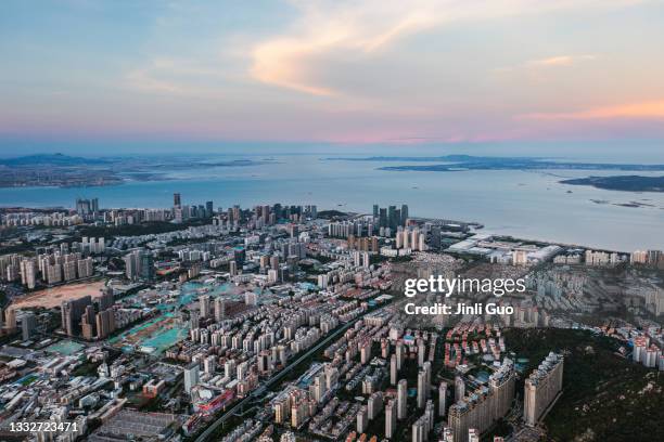 vista aérea de la ciudad en construcción en la puesta de sol - xiamen fotografías e imágenes de stock