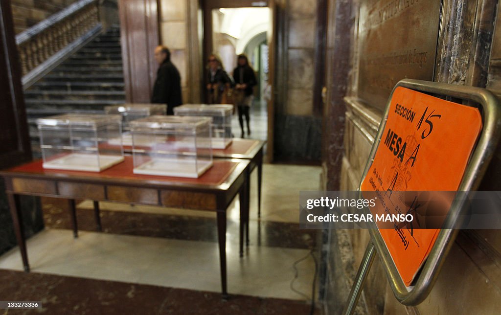 Officials install voting booths and ballot in a voting station in ...