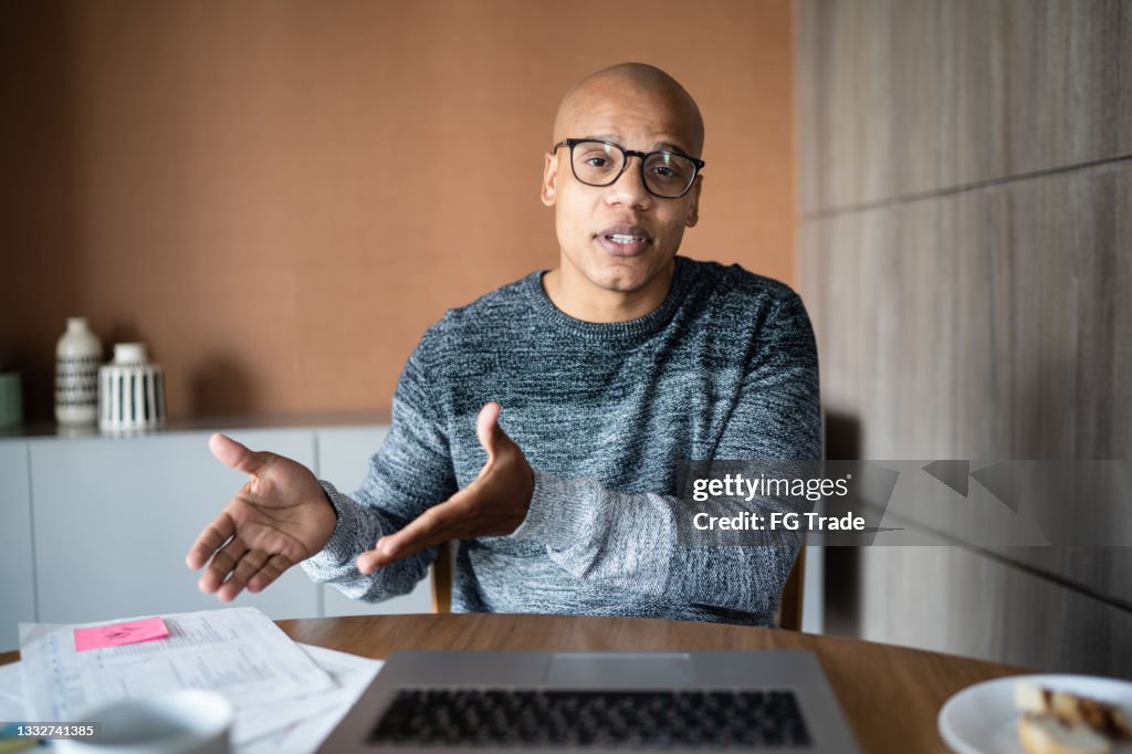 Mann, der einen virtuellen Geschäftsanruf zu Hause tätigt - Webcam-Sicht