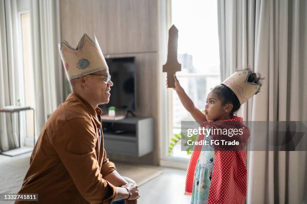 vater und tochter spielen zu hause mit superhelden - könig stock-fotos und bilder