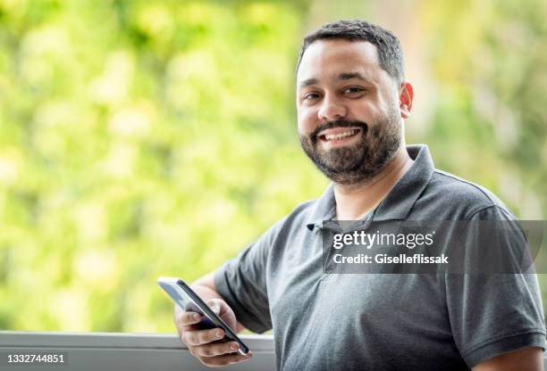 empresário adulto confiante com celular - brazilian men - fotografias e filmes do acervo