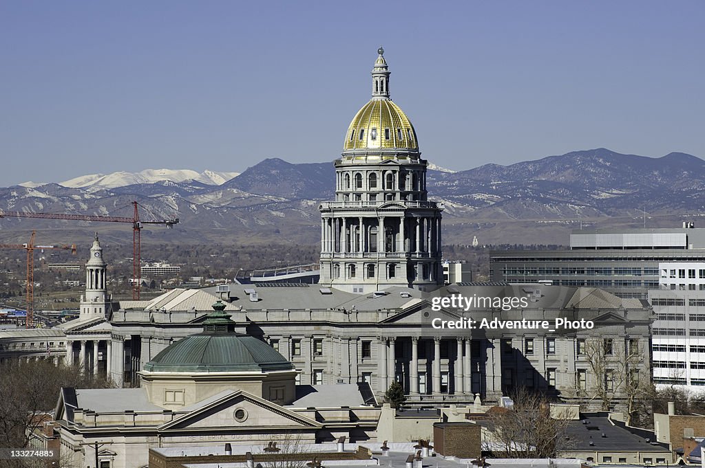 Denver State Capitol Building, com vista para a montanha