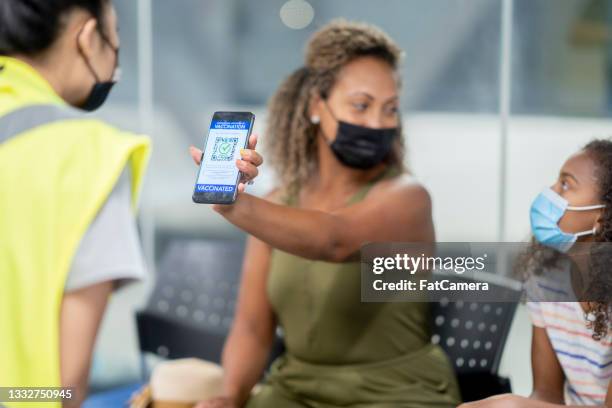 la famille montre un passeport de vaccination en voyage - passeport vaccinal photos et images de collection